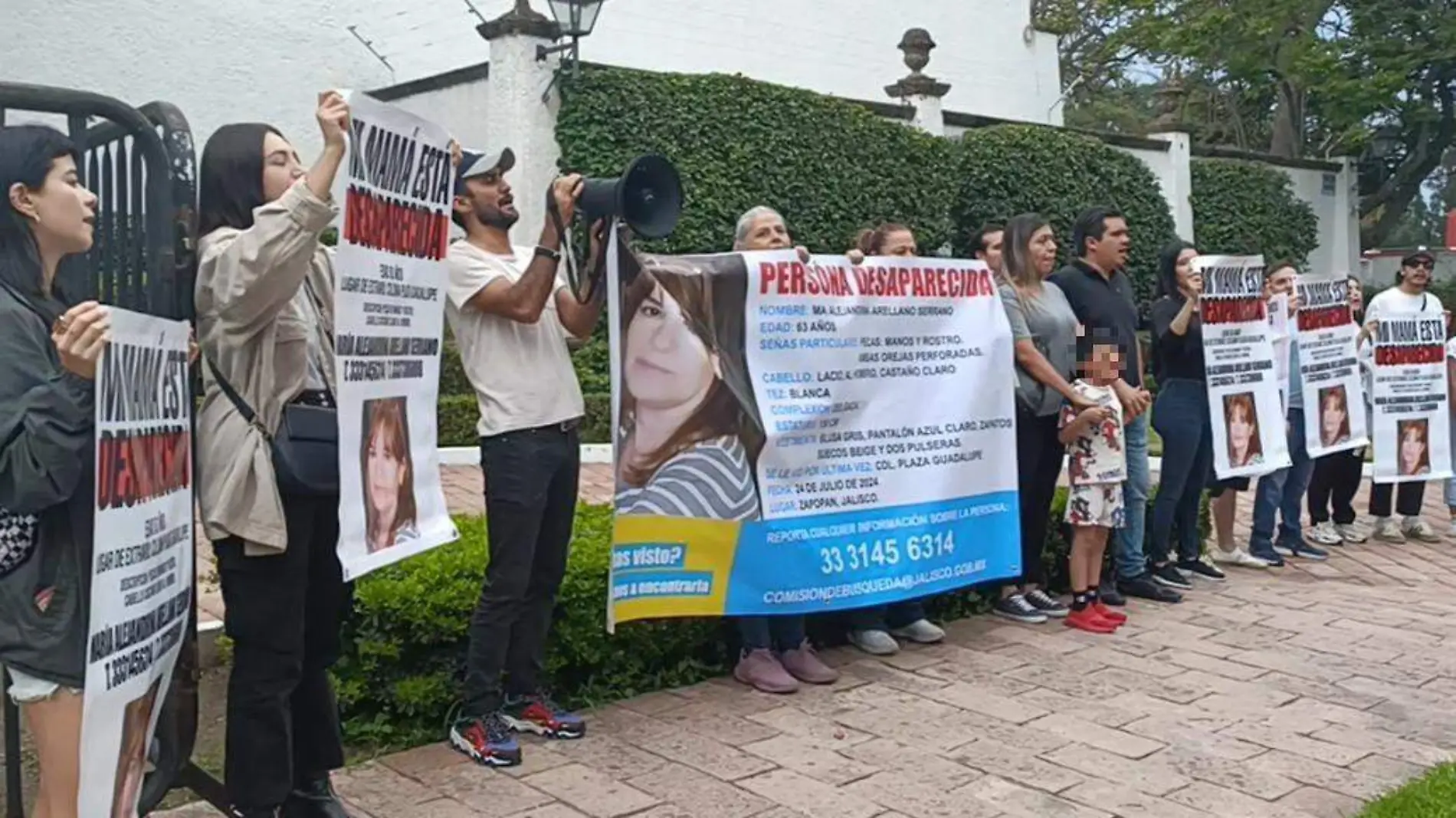 Familiares de Nina se manifiestan en Casa Jalisco para exigir su localización